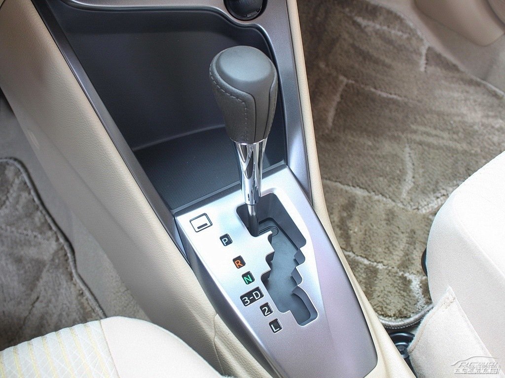 天際白YARiS L 致炫中控內(nèi)飾圖片