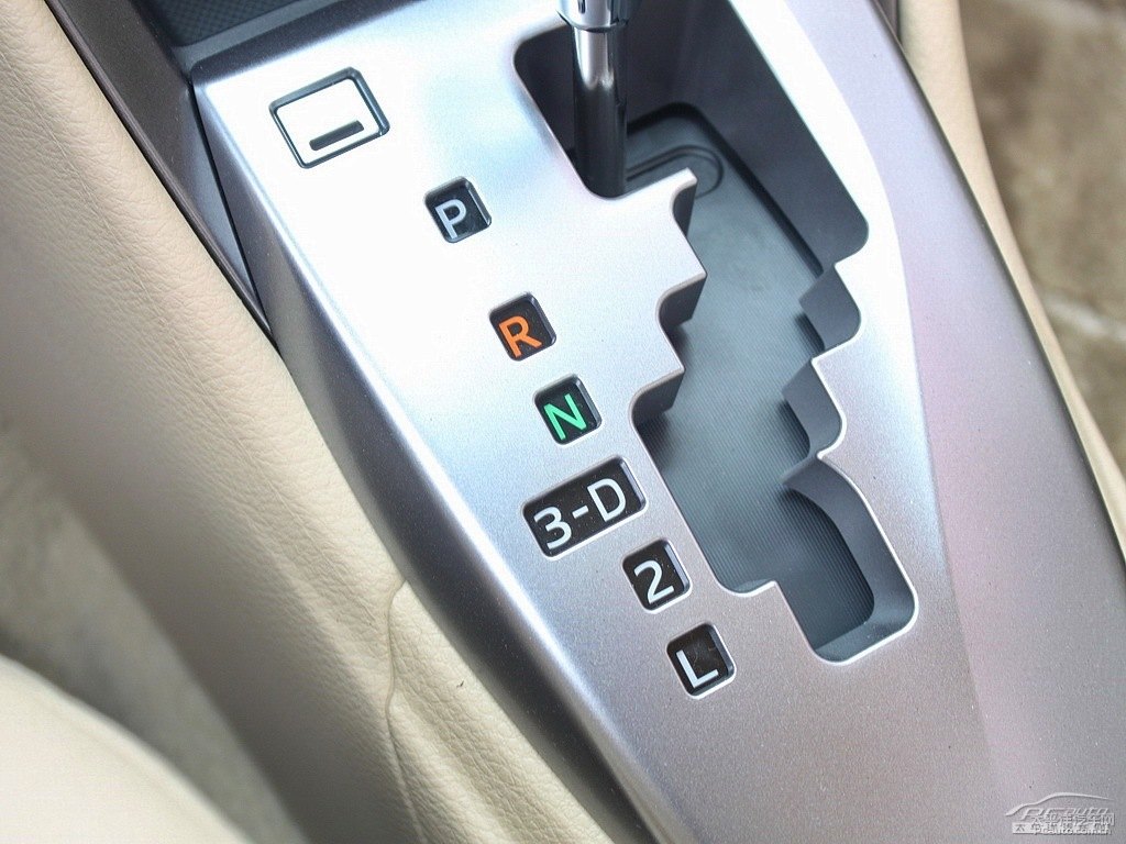 天際白YARiS L 致炫中控內(nèi)飾圖片
