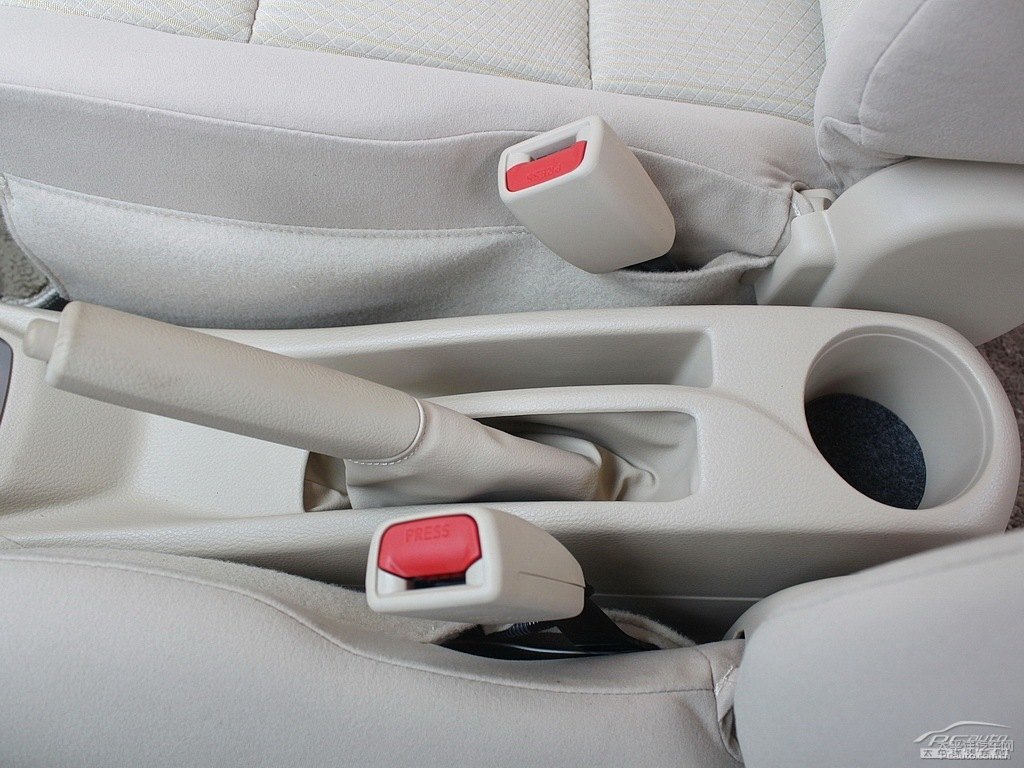 天際白YARiS L 致炫中控內(nèi)飾圖片