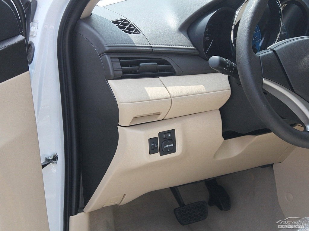 天際白YARiS L 致炫中控內(nèi)飾圖片