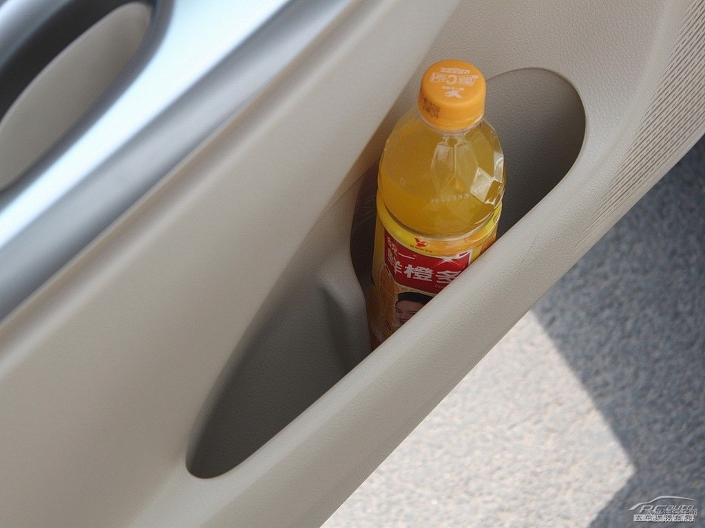 天際白YARiS L 致炫儲(chǔ)物空間空間圖片