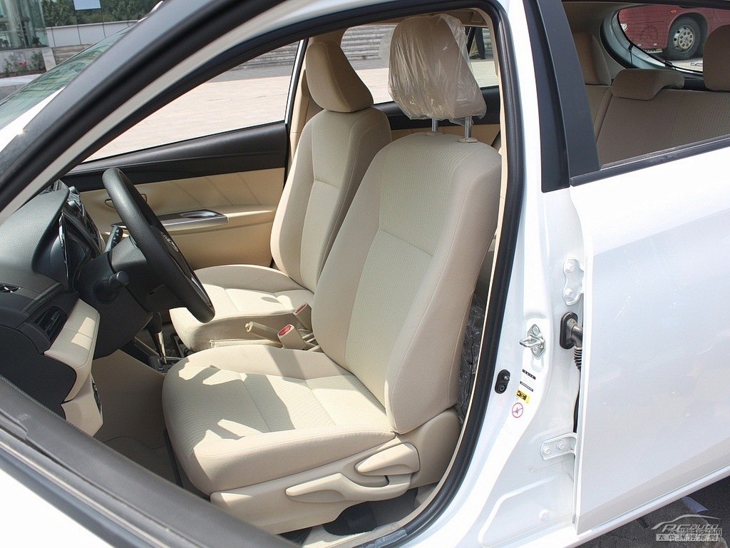天際白YARiS L 致炫座椅內(nèi)飾圖片