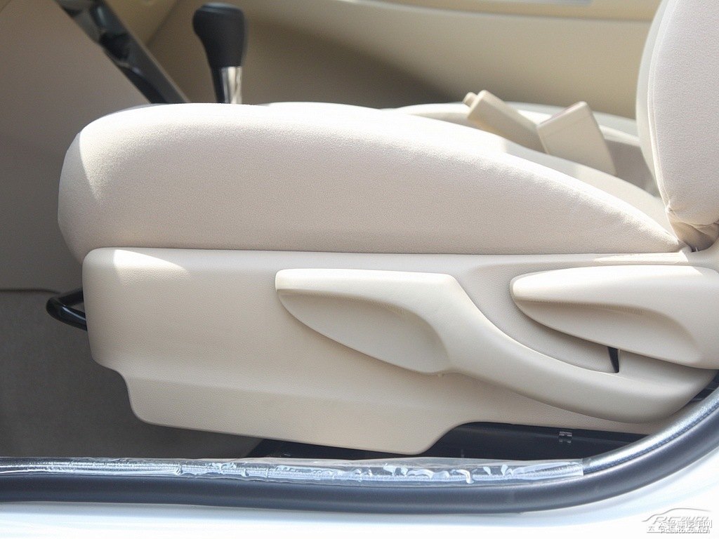 天際白YARiS L 致炫座椅內(nèi)飾圖片