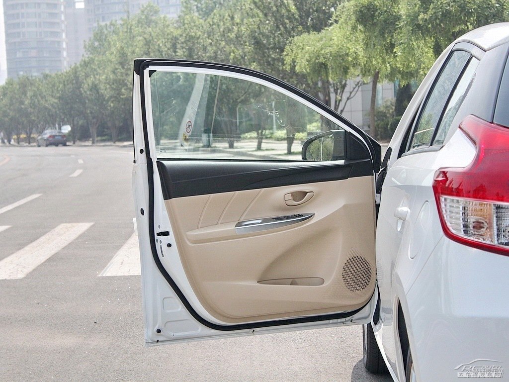 天際白YARiS L 致炫車廂內(nèi)飾圖片