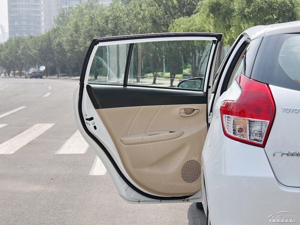 天際白YARiS L 致炫車廂內(nèi)飾圖片