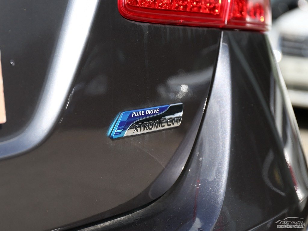 鉑金灰軒逸車尾外觀圖片