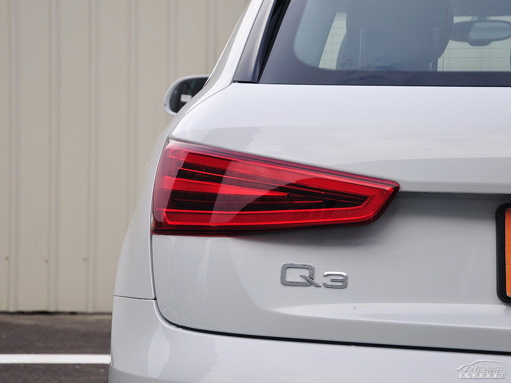 冰川白奧迪Q3車(chē)尾外觀圖片