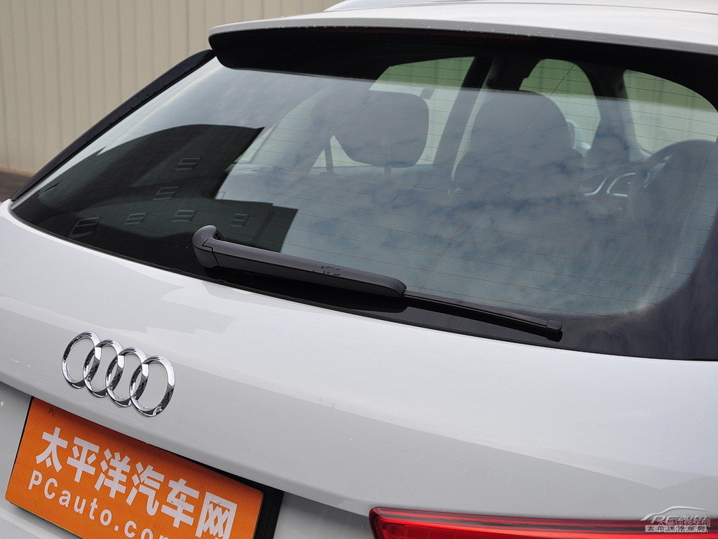 冰川白奧迪Q3車尾外觀圖片