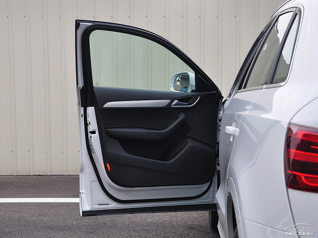 冰川白奧迪Q3車廂內(nèi)飾圖片