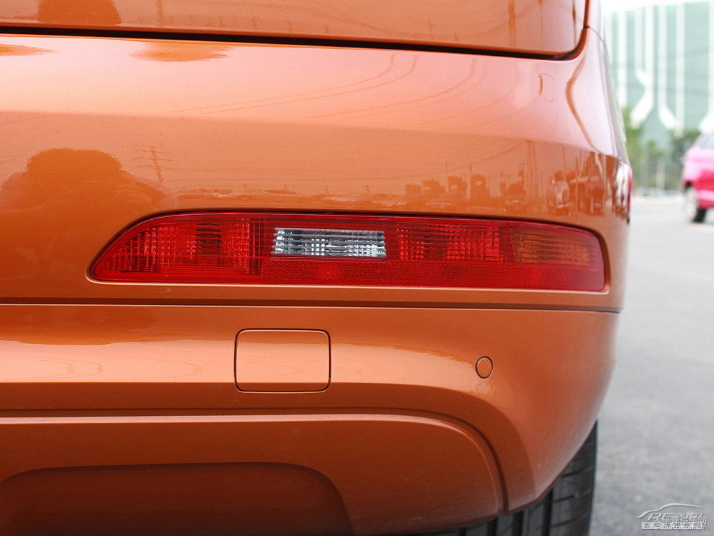 薩摩亞橙奧迪Q3車尾外觀圖片