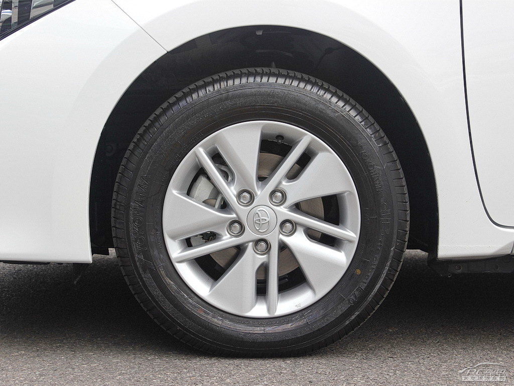 超級(jí)白色卡羅拉車身外觀圖片