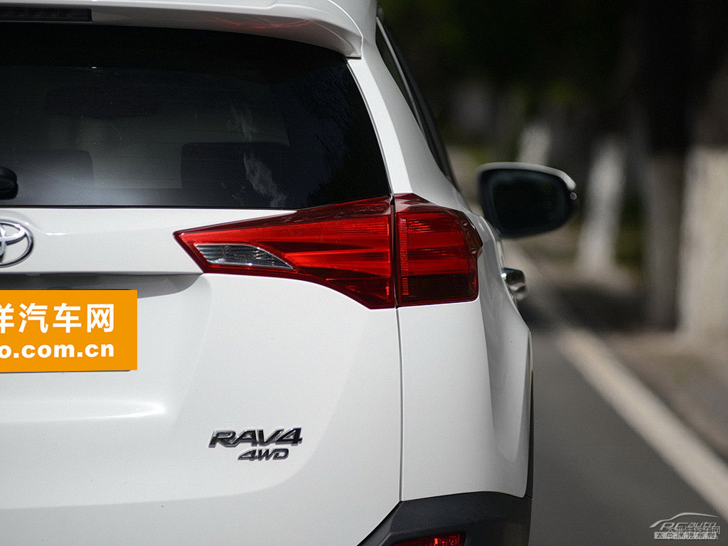 超級白RAV4榮放車尾外觀圖片