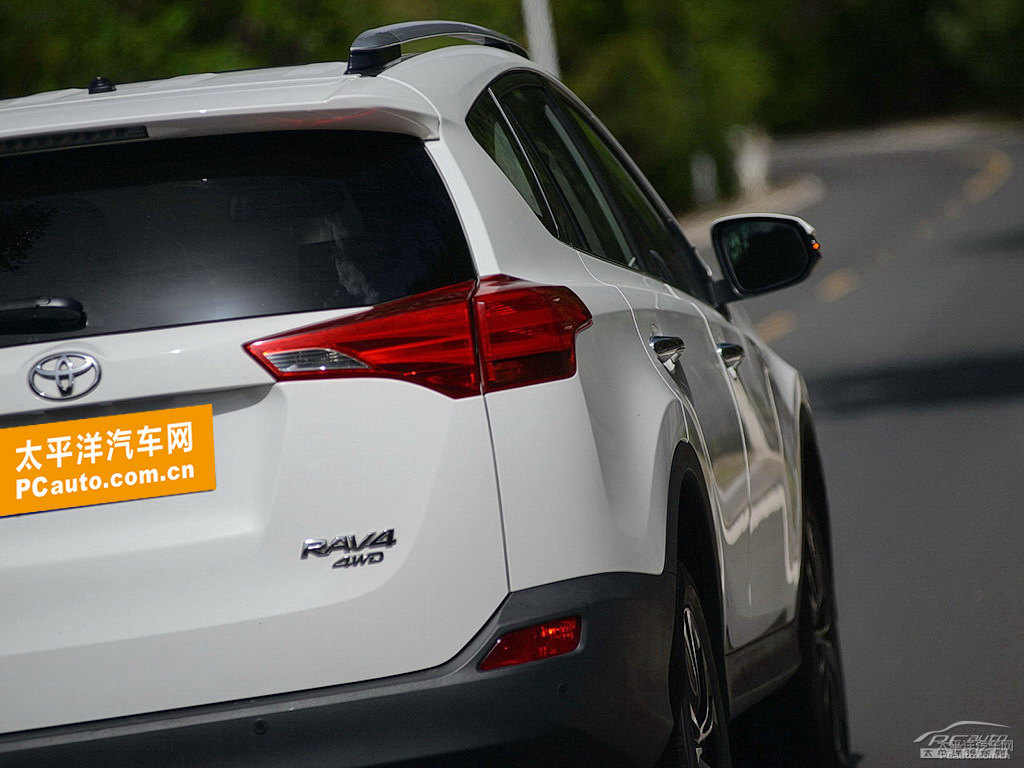 超級白RAV4榮放車尾外觀圖片