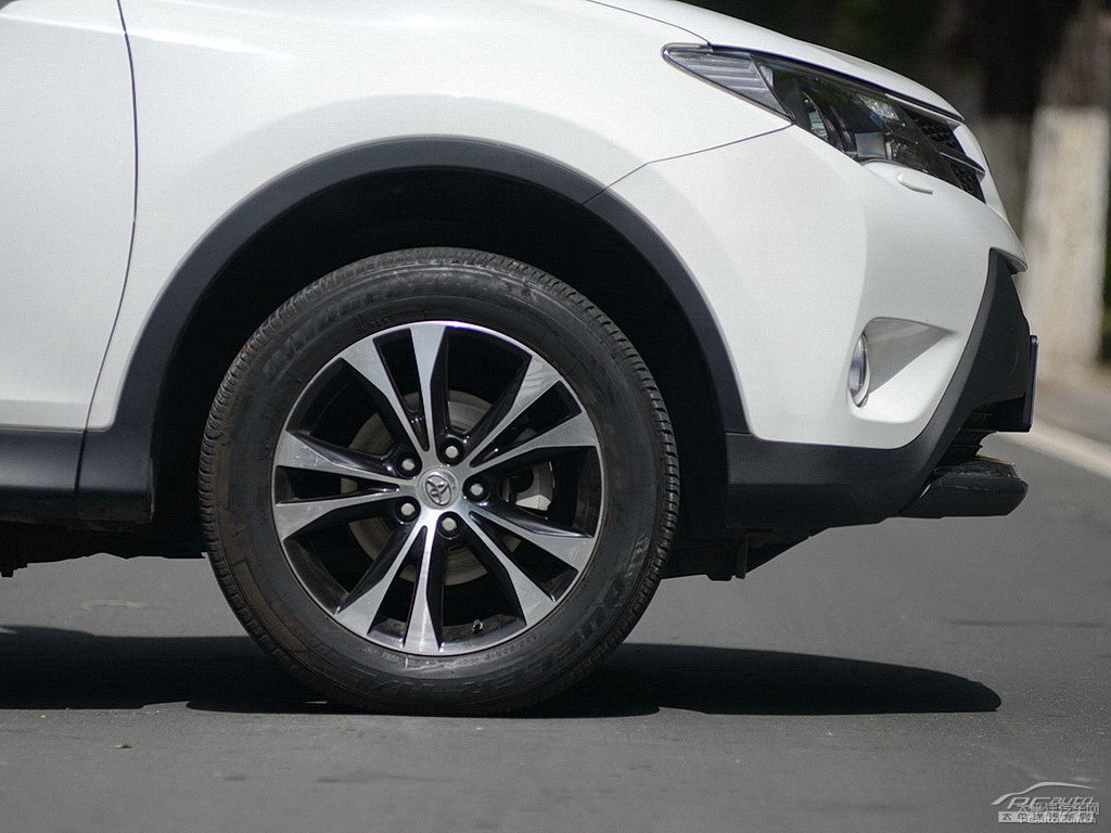 超級(jí)白R(shí)AV4榮放車(chē)身外觀圖片