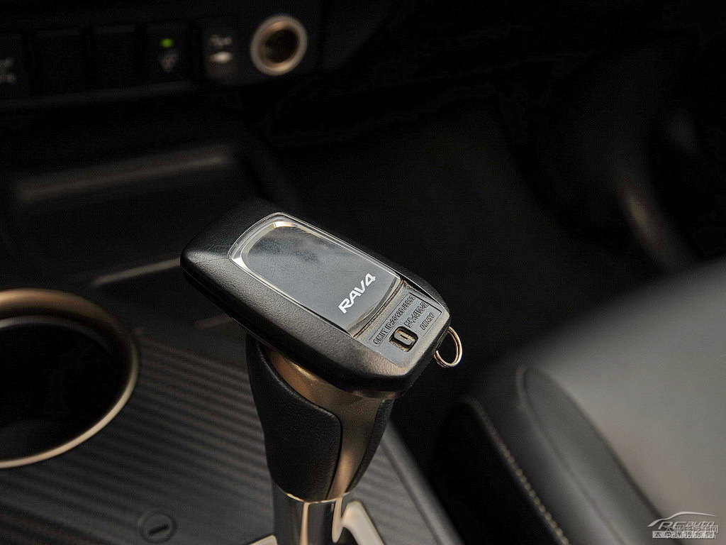 超級白RAV4榮放中控內(nèi)飾圖片