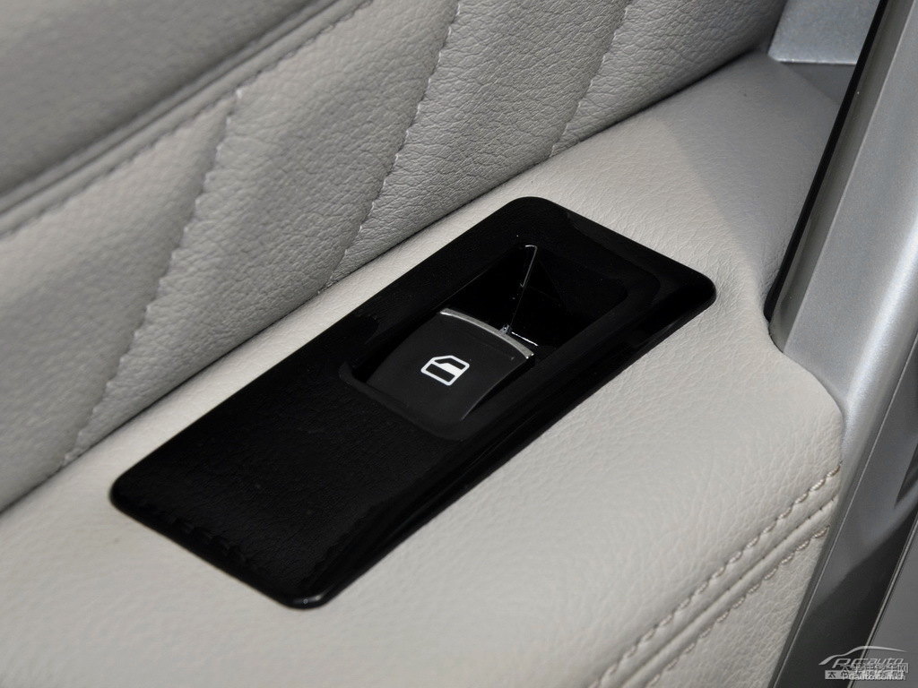 簡(jiǎn)約白哈弗H2車廂內(nèi)飾圖片