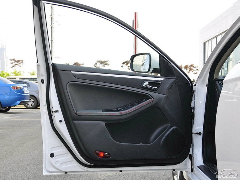 北極白奔騰B70車廂內(nèi)飾圖片