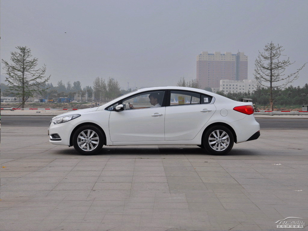 珍珠白起亞K3整車外觀外觀圖片