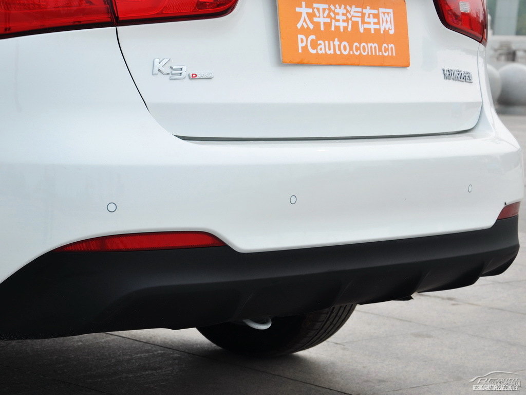 珍珠白起亞K3車尾外觀圖片