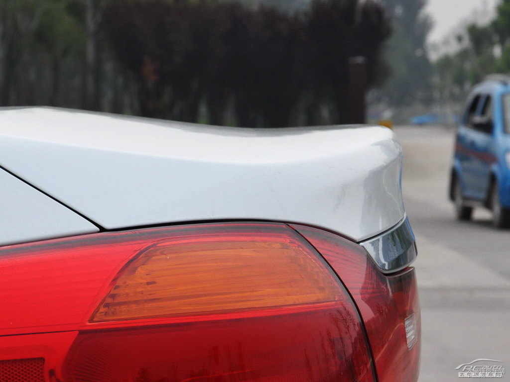 珍珠白起亞K3車尾外觀圖片