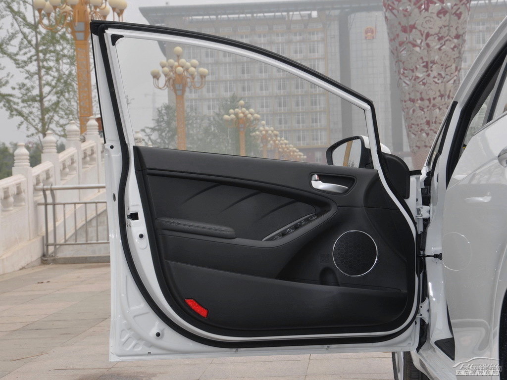 珍珠白起亞K3車廂內(nèi)飾圖片
