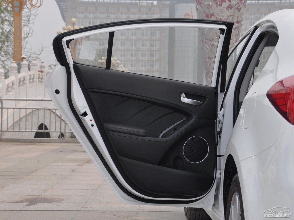 珍珠白起亞K3車廂內飾圖片
