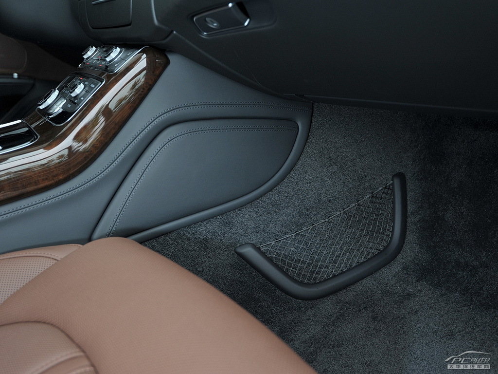 奧迪A8L空間高清大圖