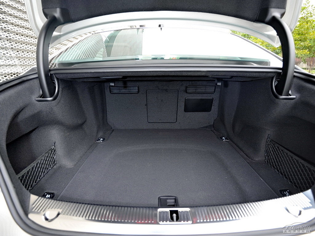 奧迪A8L后備廂空間圖片