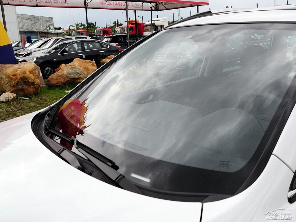 簡(jiǎn)約白哈弗H6車身外觀圖片