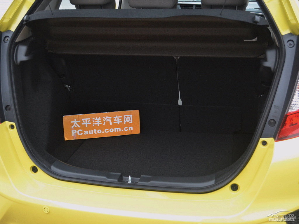 新月黃飛度后備廂空間圖片