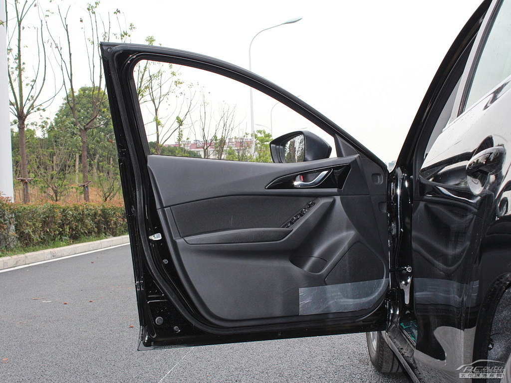 雅士黑馬自達3 昂克賽拉車廂內(nèi)飾圖片