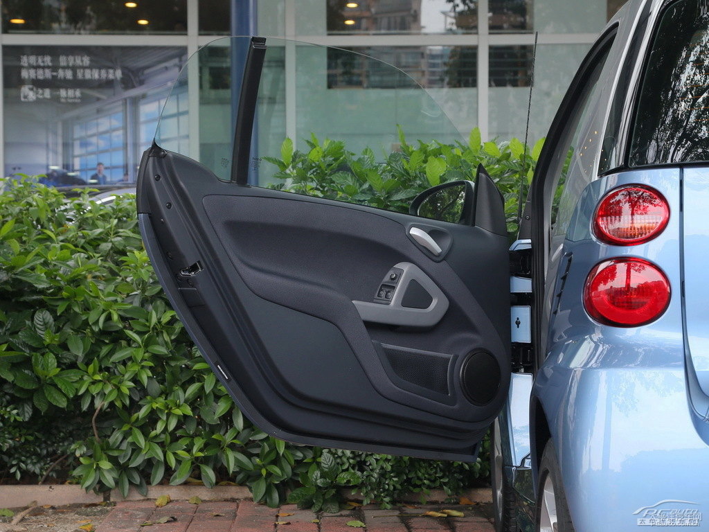 {(ln)ɫsmart fortwo܇(ni)DƬ