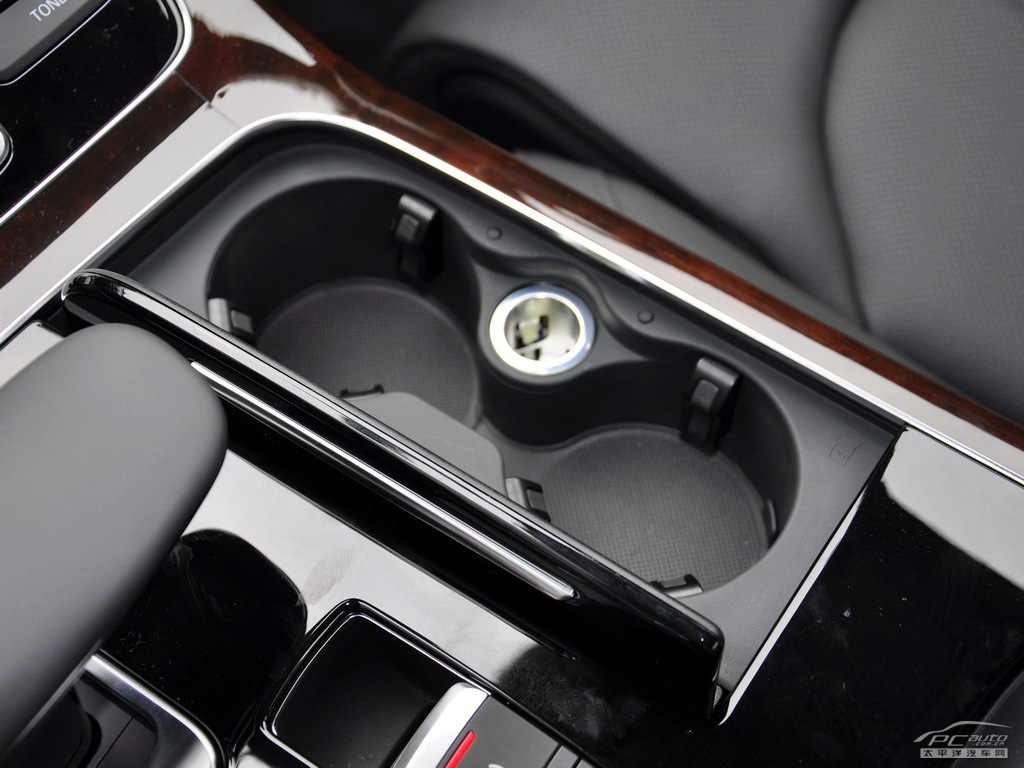 奧迪A8L空間高清大圖