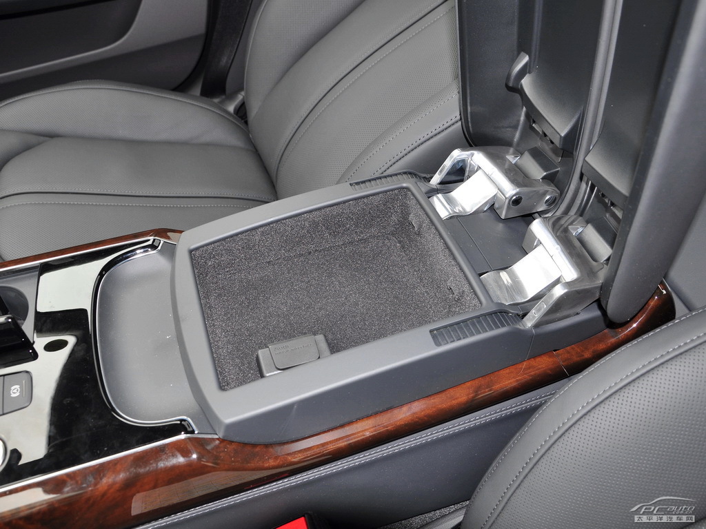 奧迪A8L空間高清大圖