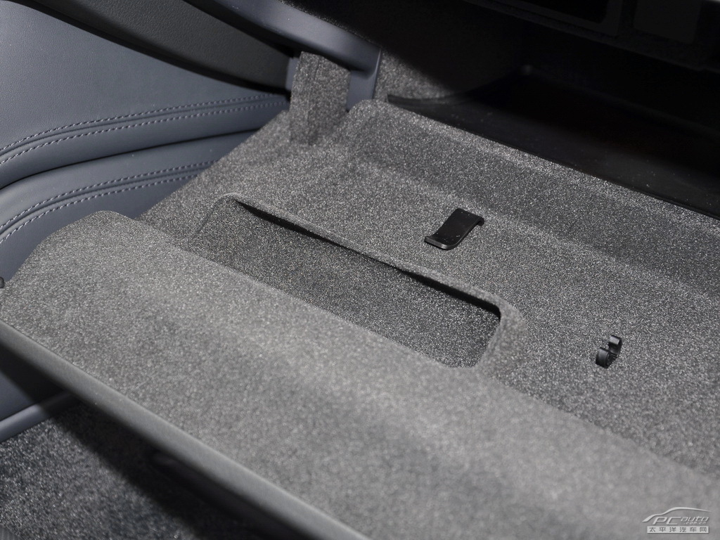 奧迪A8L空間高清大圖