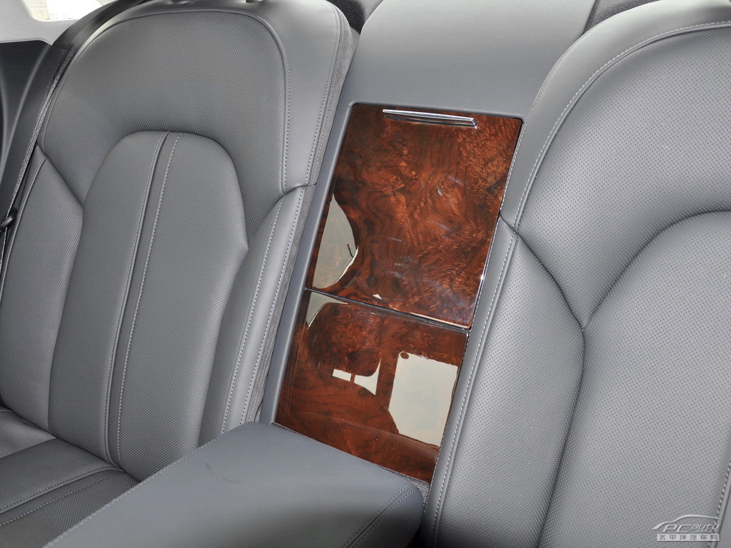 奧迪A8L空間高清大圖