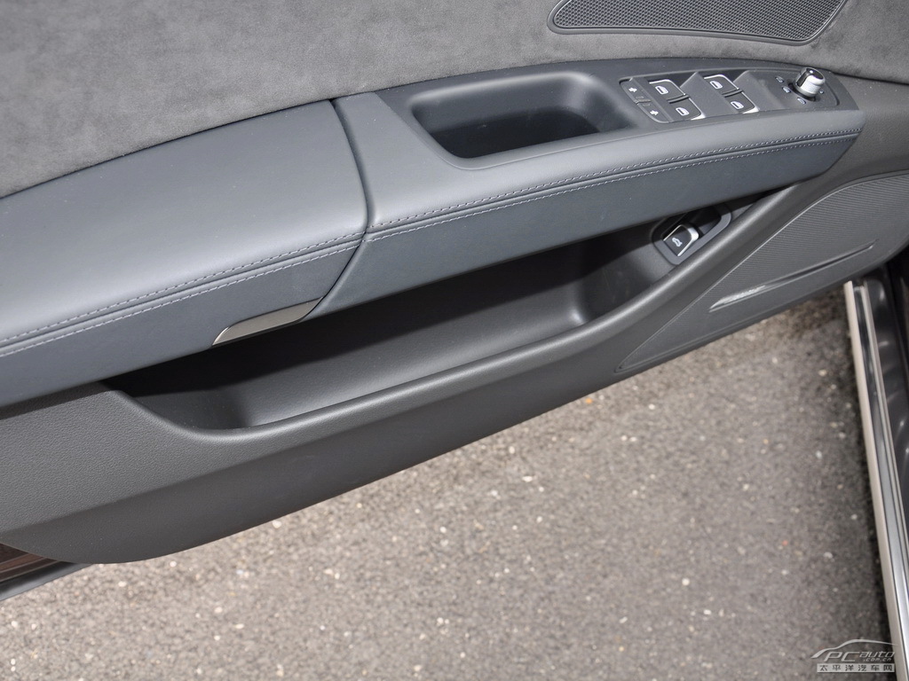 奧迪A8L空間高清大圖