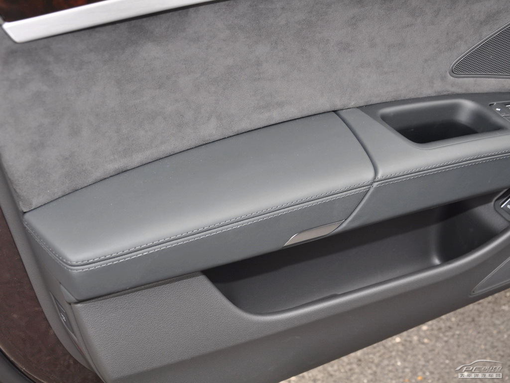 奧迪A8L空間高清大圖