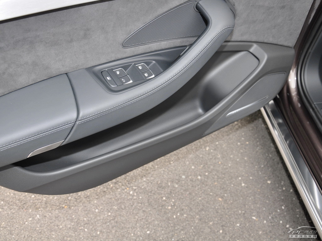 奧迪A8L空間高清大圖