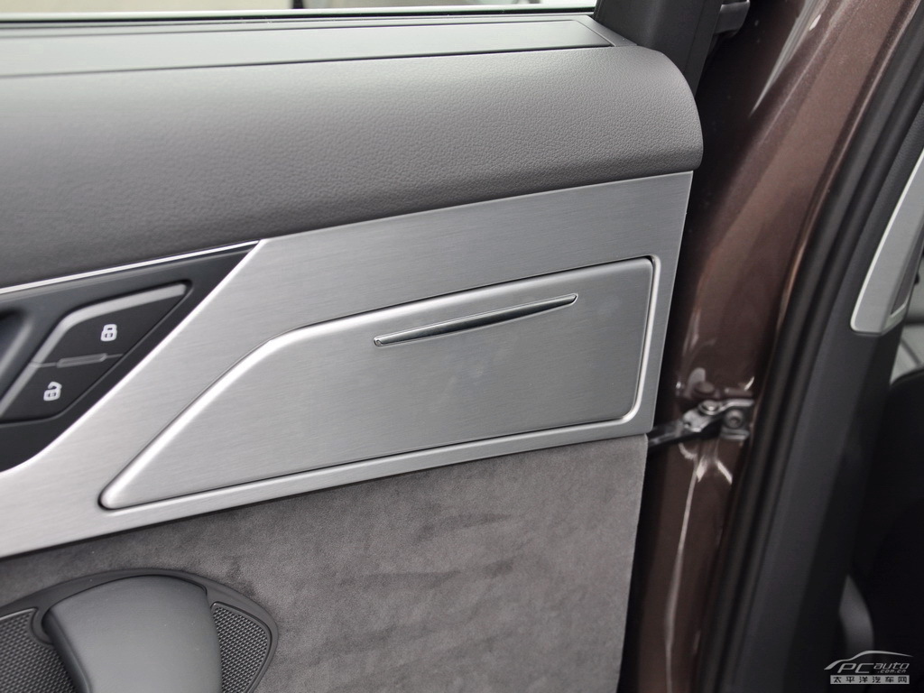 奧迪A8L空間高清大圖