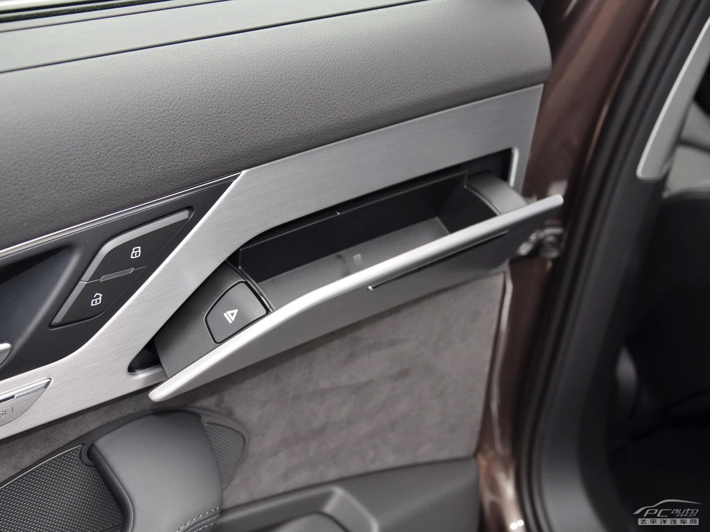 奧迪A8L空間高清大圖