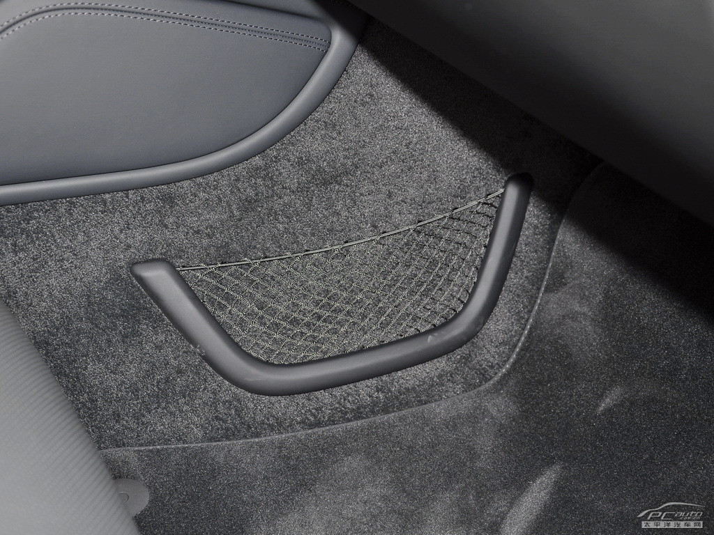 奧迪A8L空間高清大圖