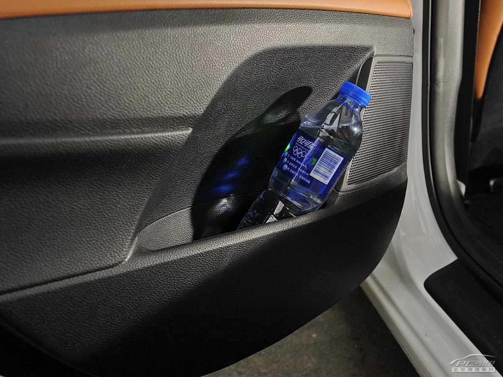 起亞K4空間高清大圖