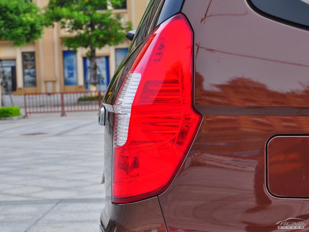 大地棕五菱宏光S車尾外觀圖片