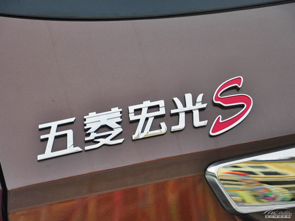 大地棕五菱宏光S車尾外觀圖片