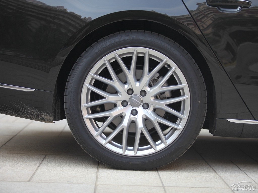 奧迪A8L車(chē)身外觀圖片