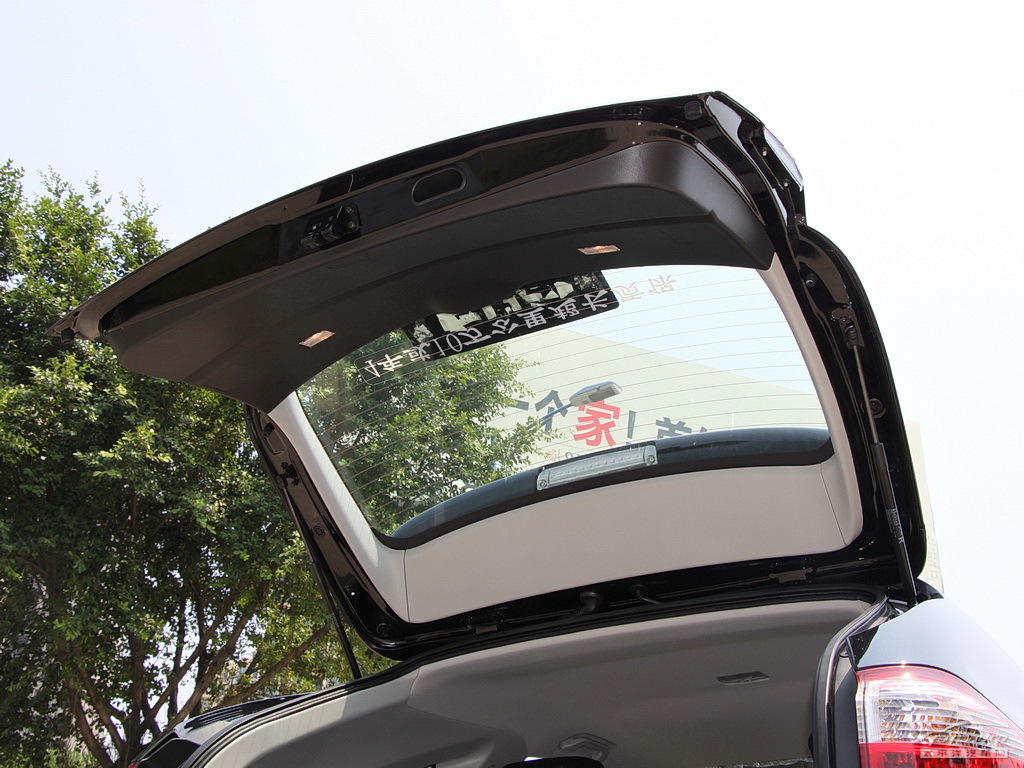 比亞迪S6空間高清大圖