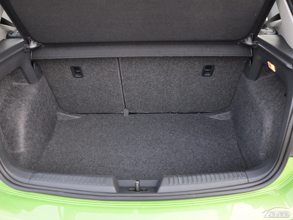 流光綠大眾Polo后備廂空間圖片