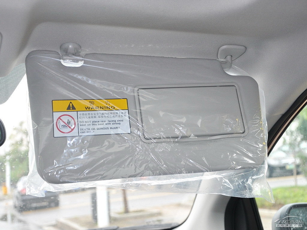 楓葉紅科雷傲(進(jìn)口)車(chē)廂內(nèi)飾圖片