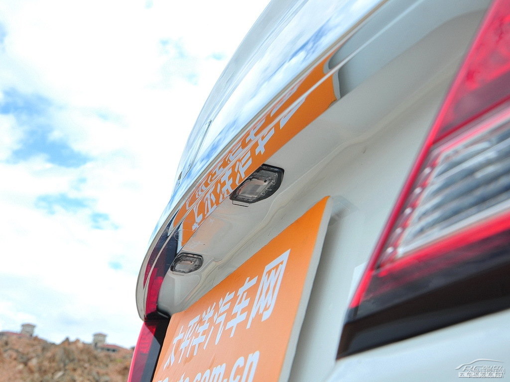 塔夫綢白思域車尾外觀圖片